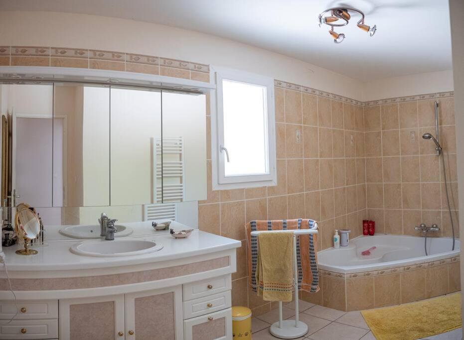 Villa Calme Avec Piscine A Greoux Zewnętrze zdjęcie